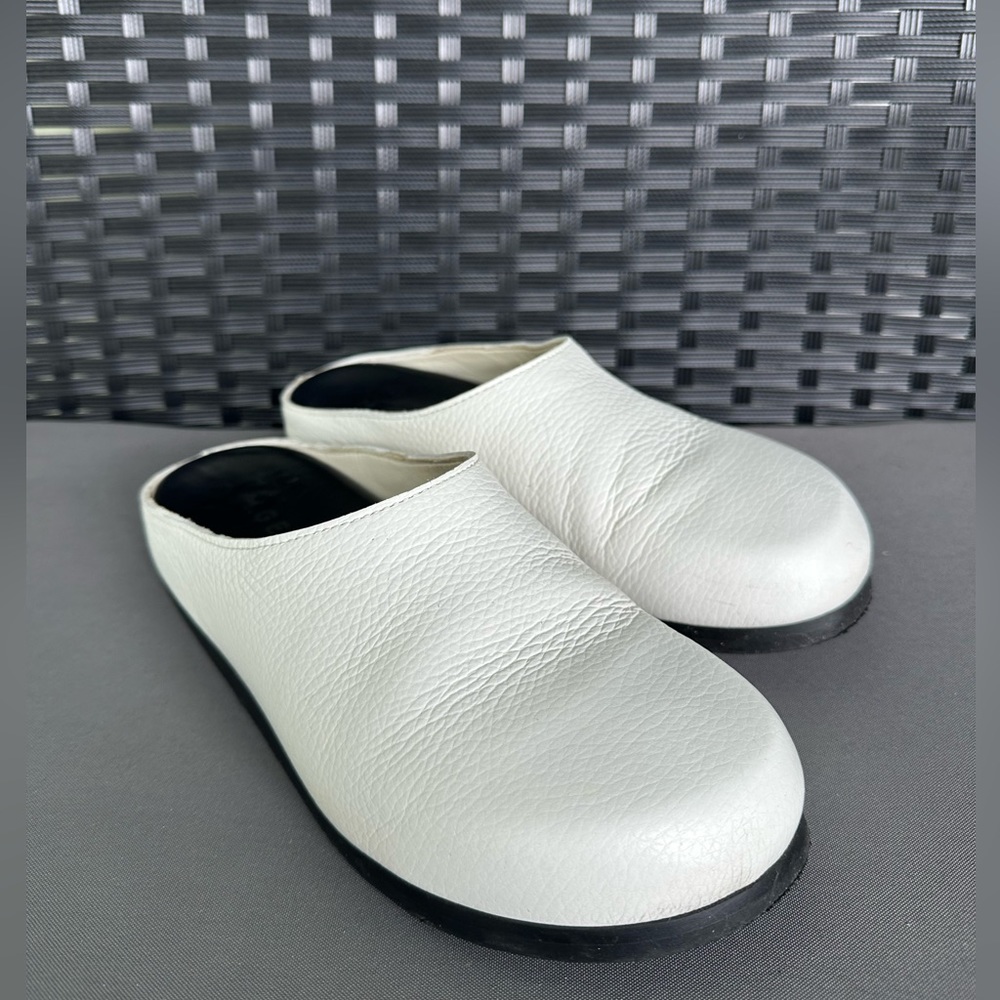 M gemi white slip on mules size 7